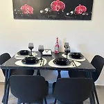 Nice N Cosy Apartment II